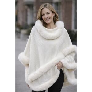 Gorgeous Poncho/Cape‎ in this Years Cream Pantone